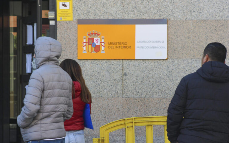 Caen las solicitudes de asilo en España en 2025