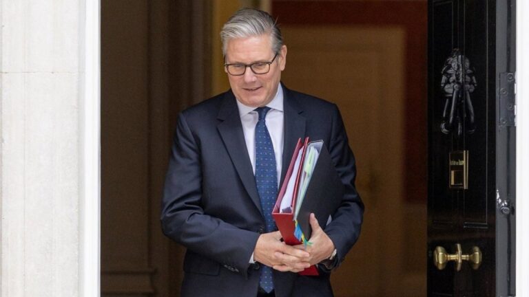 Starmer anuncia su dimisión como primer ministro británico tras presión interna