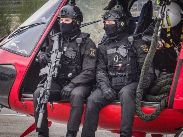 Navarra rinde homenaje a cinco agentes fallecidos en accidente