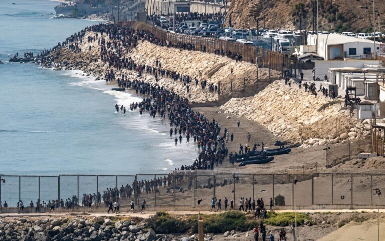 España refuerza la coordinación con Marruecos ante el aumento de la presión migratoria en Ceuta