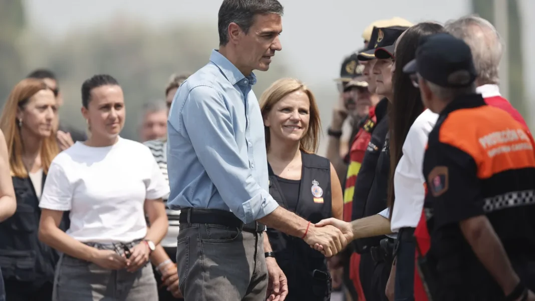 Sánchez alerta de «horas críticas» por los incendios y pide máxima precaución ante la nueva ola de calor Sánchez alerta de «horas críticas» por los incendios y pide máxima precaución ante la nueva ola de calor
