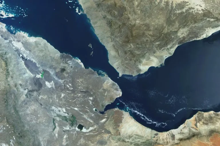 Los ataques hutíes alteran el tráfico marítimo en Bab el-Mandeb y Ormuz y disparan los costes del transporte
