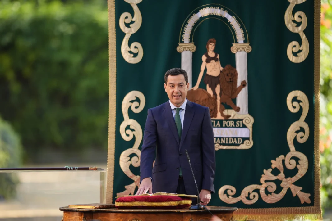 Juanma Moreno inicia su tercer mandato y reivindica la “vía andaluza” tras su pacto con Vox Juanma Moreno inicia su tercer mandato y reivindica la “vía andaluza” tras su pacto con Vox