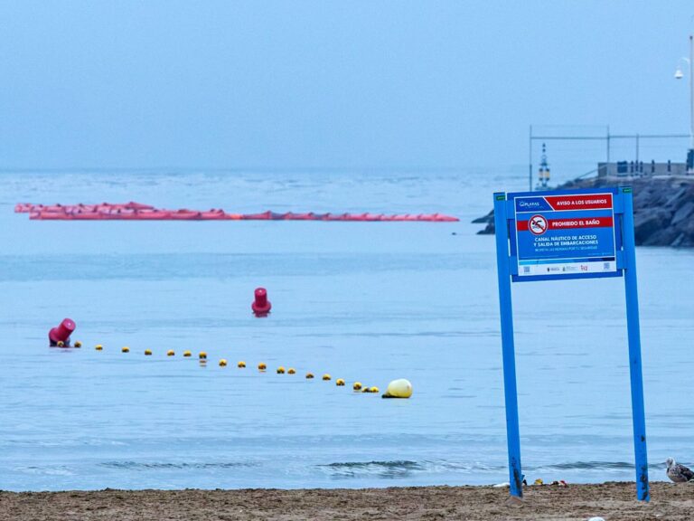 España refuerza la frontera marítima de Melilla con la instalación de una nueva barrera tras la crisis migratoria de Ceuta