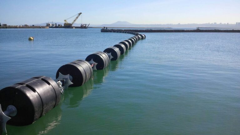 Ceuta refuerza su frontera marítima con nuevas barreras