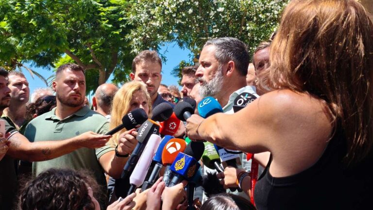 Abascal reclama una presencia militar permanente en la frontera de Ceuta y redobla sus críticas al Gobierno