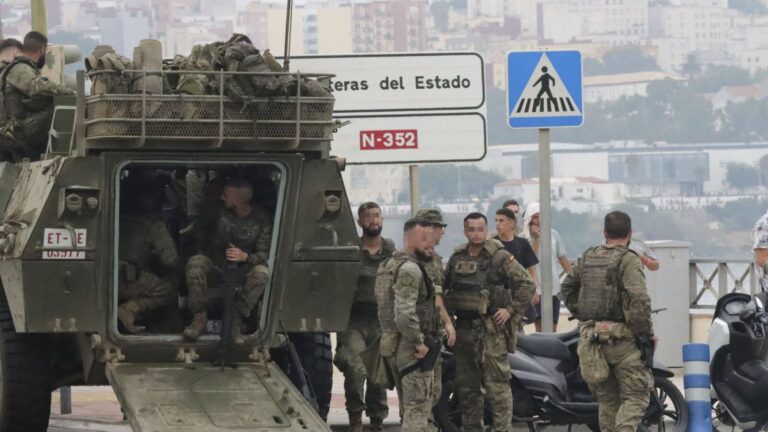 El Ejército refuerza el operativo de seguridad en Ceuta ante la presión migratoria de menores no acompañados