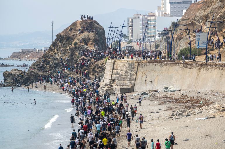 Una investigación de Reuters sitúa la crisis de Ceuta en los fallos de gestión española y cuestiona la hipótesis de una «presión marroquí» Una investigación de Reuters sitúa la crisis de Ceuta en los fallos de gestión española y cuestiona la hipótesis de una «presión marroquí»
