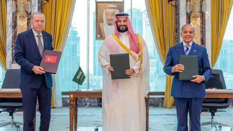 Arabia Saudí, Turquía y Pakistán firman una alianza estratégica de defensa