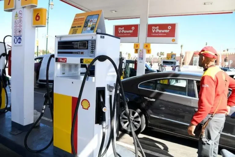 El gasóleo se acerca a los 15 dirhams en Marruecos, mientras baja ligeramente la gasolina