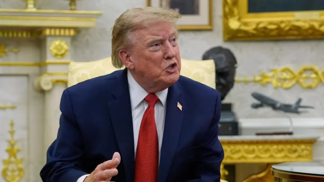 Trump vuelve a cargar contra España por la crisis migratoria de Ceuta y la califica de «país arruinado» Trump vuelve a cargar contra España por la crisis migratoria de Ceuta y la califica de «país arruinado»