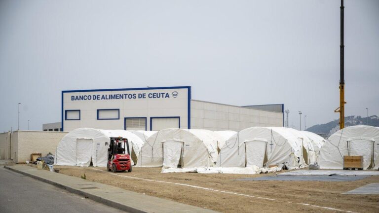 Madrid toma el control directo del puerto de Ceuta para afrontar la crisis migratoria
