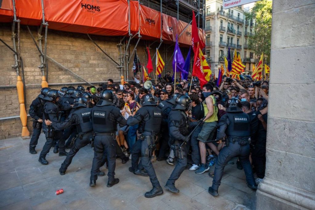 Las protestas en Cataluña reabren el debate sobre la policía y el separatismo Las protestas en Cataluña reabren el debate sobre la policía y el separatismo
