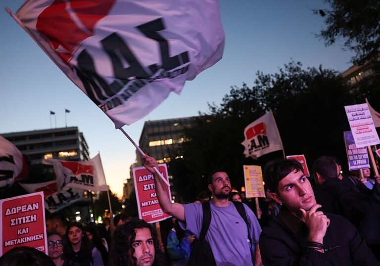 Estudiantes y funcionarios griegos protestan contra el encarecimiento de la vida