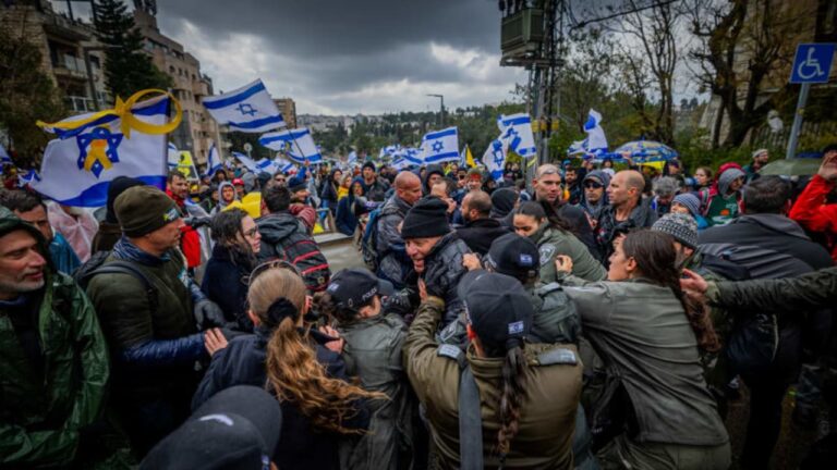 The Telegraph alerta de profundas divisiones internas en Israel y advierte del riesgo de una guerra civil