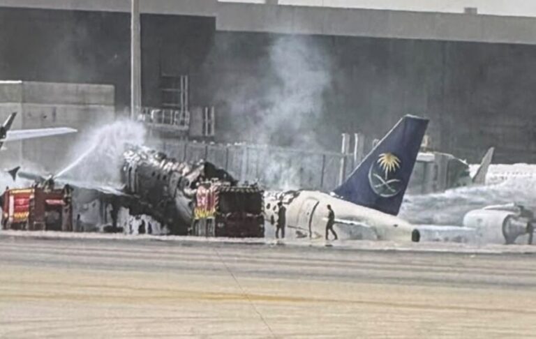 Los hutíes anuncian ataques contra cuatro objetivos en Arabia Saudí y Riad confirma dos muertos en el aeropuerto de Dammam