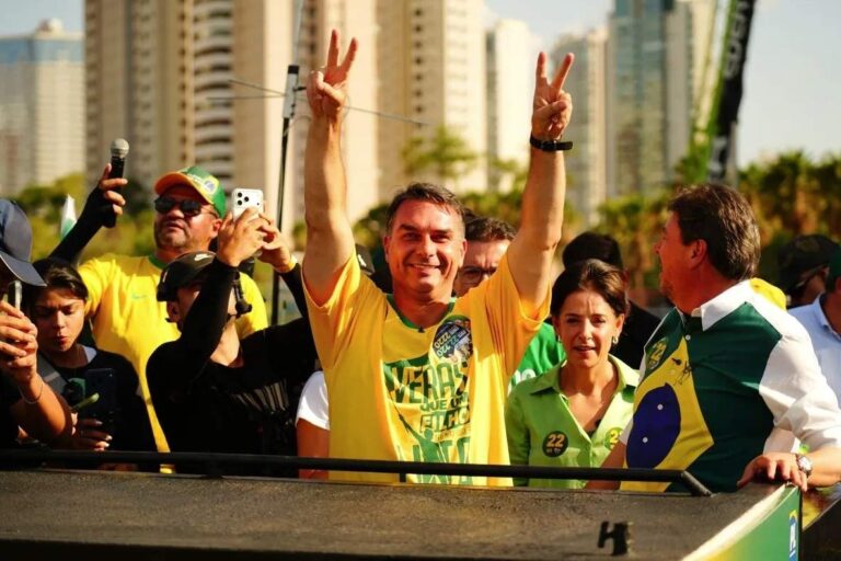 Flávio Bolsonaro se impone en la primera vuelta de las elecciones presidenciales de Brasil