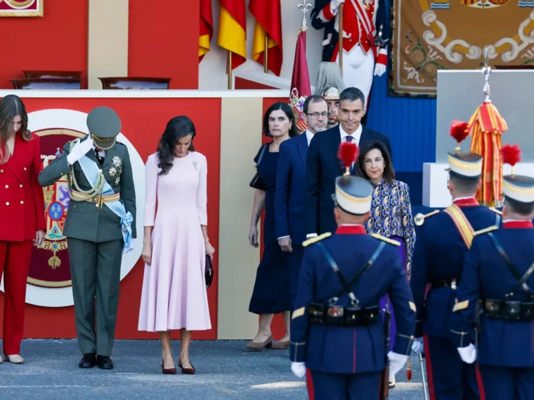 Sánchez recibe abucheos e insultos a su llegada al desfile del 12 de octubre en Madrid